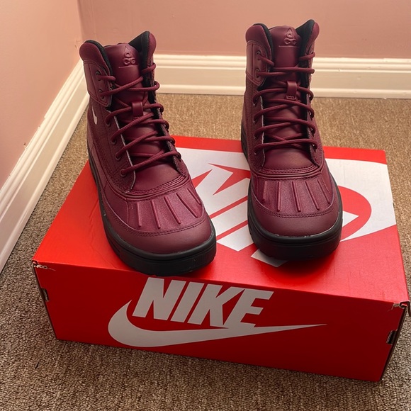 Nike woodside high boots size 4.5y NIB- perfect for the weather now ! - Picture 1 of 3